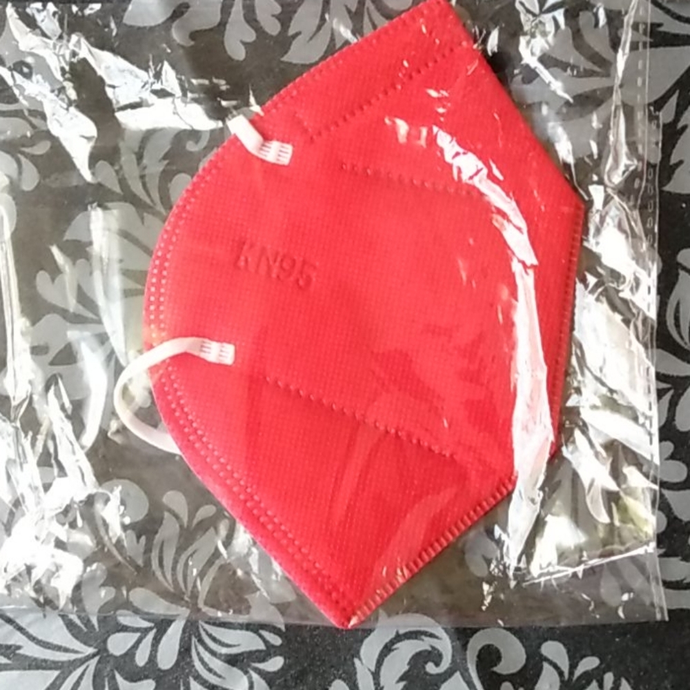 *ONLY 3 LEFT* ❤️ KN95 Mask Red *BRAND NEW*